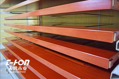 天鴻木門 市場(chǎng)競(jìng)爭(zhēng)激烈萬(wàn)分，經(jīng)銷商主動(dòng)出擊方能贏得先機(jī)